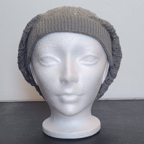 An Ardene Grey beret - Picture 1 of 9